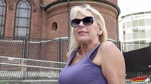 Nemški skavt zapelje blondinko zrelo Bianco za grobo kasting jebanje