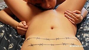 Szexi csajok eszik borotvált punci POV gyűjteményben