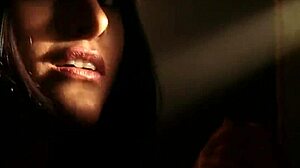 Indiai táncosnő mondja: Nézd, ahogy levetkőzöm és csábítalak teljesen meztelenül!