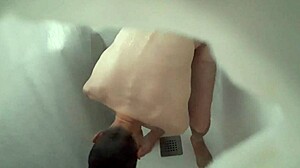 Κρυφή κάμερα: Άγρια δράση συγκάτοικου με plunger - ΔΕΙΤΕ ΤΩΡΑ