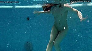 Nicole Pearl scuote culo caldo in piscina, super arrapata in bikini!