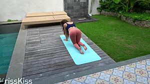 أخت خطوة تُضرب بقوة بعد اليوغا في ليغينغز ضيقة