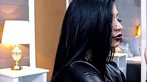 Khandi Jane cu buze întunecate și unghii lungi albe fumând close-up