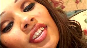 黑人啦啦队员在裙子里调皮