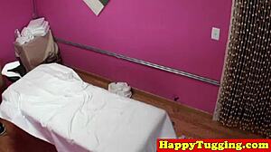 Göğüslü Asyalı masöz gizli kameralı olarak müşteriyi okşuyor