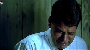 Tía india esconde lado travieso detrás de puertas cerradas