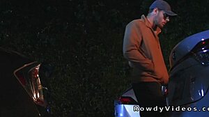 Fotograful prinde bărbatul căsătorit în acțiune gay