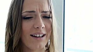 Roztomilá mladá holka se mění v zlobivou s hardcore cucáním!