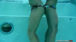 Booty che si scuote sott'acqua in sexy close-up HD. Puro piacere occhi!