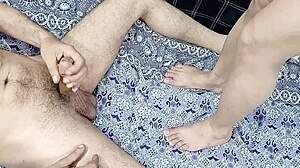 صديقتي الهندية الساخنة تركب زبي الكبير. أسلوب أمازون كاوبوي في حجاب أسود.