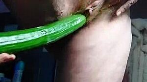 Deutsche Oma fickt ihre Muschi mit Gurke in wildem Küchenspiel. Was für eine schlamphafte Überraschung!