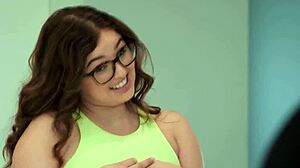 Gata da Sororidade Deseja Trio Lésbico Intenso de Facesitting Após Ser Espiada