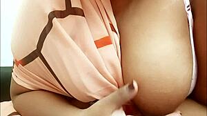 मैंने आंध्र आंटी को साड़ी में बूब्स फ्लैश करते हुए कैच किया