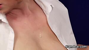 くそ、このアイドルが顔にかかった精液を一滴残らず飲み込む！