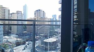 Podívej se na tu horkou gamerku, jak ukazuje velké prsa na balkoně!