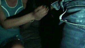 Davala šaku u adult bioskopu dok muž čeka napolju