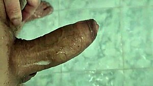 Joven Amateur Exótica 18+ Disfruta Baño Solitario Caliente