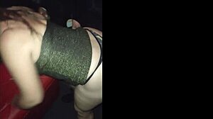 Esposa chupa marido enquanto estranhos tocam nela no glory hole