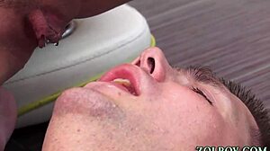 Cuckold Fahişe Sert Seans Sırasında Cum ve Çişe Bulanıyor