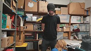 Şanslı Hırsız Yakalandıktan Sonra Bu Azgın MILF Gardiyanı Sikiyor. O Her Zaman Sert Vuruşumu Arzuluyor.