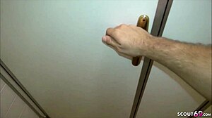 Adolescente alemã 18+ pega transando no banheiro da escola câmera escondida