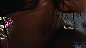 Stora naturliga pattar svart milf Shasta Wonder strippas utomhus