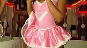 Spoljašnji tuš striptiz sa kozplej anal akcijom Briane Mun