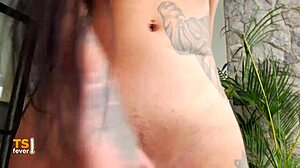 Hej, podívej se na tuhle teen 18+ latinskou transku, jak si užívá sama venku, tak horká!