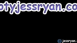 Prachtige milf pronkt met hete kont in zwarte bikini op strand