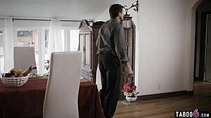 Špinavá milf mamička a tínedžerka dcéra grilujú otca v kasting