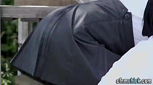 Kurva áno! CFNM Britky cmúčia koky vo wild uniformnej femdom akcii!