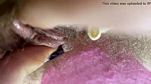 为什么你的毛逼这么湿？给我看那个大阴蒂高潮！