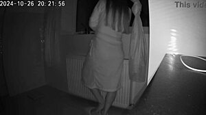 Podvádzajúca žena šúcha manželovho priateľa v skutočnom zázname