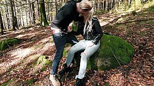 Neuken in het bos met hete chick in Levis jeans en leer