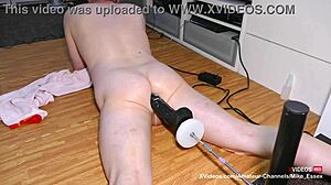 Mike se confruntă cu o mamba neagră masivă cu mașina de futut.