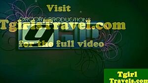 Travesti Tatuada Masturbando Pau em Close-Up Solo