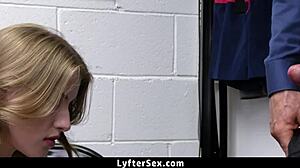 Policial Pega Novinha Roubando Bolsa no Shopping, Chocante!