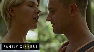 Kit Mercer의 완벽한 가슴이 새아들 Van Wylde의 큰 자지에 타면서 튀어, Family Sinners가 모든 뜨거운 순간 포착!