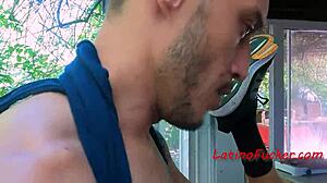 森でラティーノの友達のニーズをケア