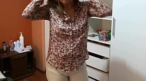 Colombiansk moden hjemme fra jobb, opphisset, berører seg selv, ber ung 18+ latino om å knulle hennes hårete fitte