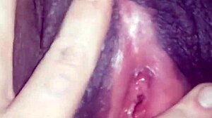 Hei, vil du se meg fingre denne unge svarte 18+ jentas våte fitte helt åpen?