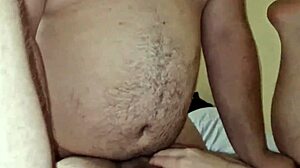 Uite la acești tipi grași păroși care sug și fut fără prezervativ!