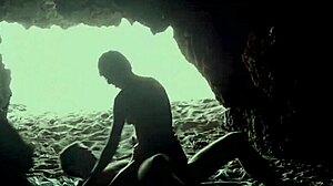 Cuplul ascuns se fut în peștera de pe plajă