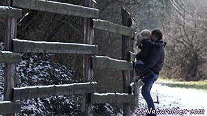 Malá 18+ elegantná kráska tvrdo jazdi na chujovi na podlahe s glamúrnymi pohybmi