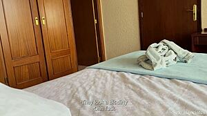 ホットな継母がホテルベッドで好奇心のある継子とタイトな尻を共有