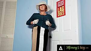 POV-Sicht auf konservative christliche rothaarige Stiefmutter, die deinen Schwanz begehrt und lutscht