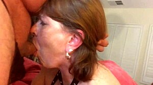 Bedstemor Carmen suger sensuelt pik i amatør BBW scene