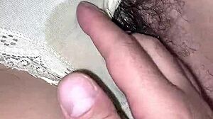 Cholera, mokra owłosiona cipka MILF Mary Di w brudnych majtkach mnie rozpala!