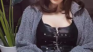 Söt asiatisk ladyboy onanerar i kattöron