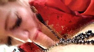 Het milf Aimee suger min mogna drottning med monsterkuk i närbild